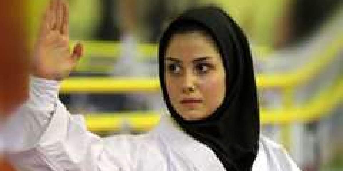 نظر الناز تقی پور قهرمان لیگ جهانی کاراته درباره حجاب +پوستر