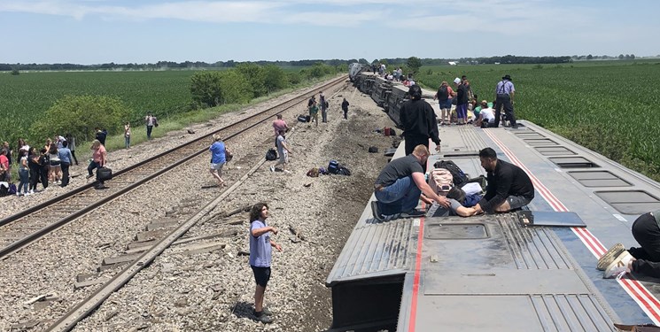 واژگونی قطار مسافری آمریکایی در پی برخورد به کامیون کمپرسی