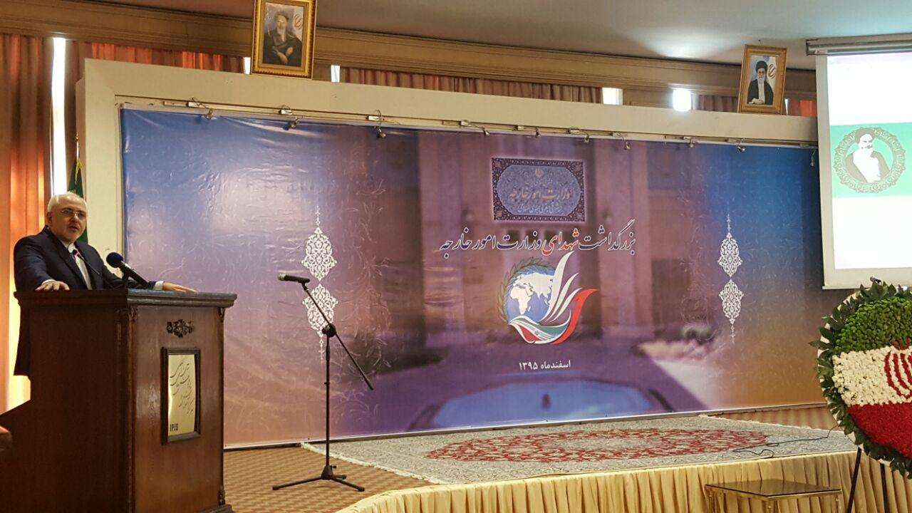 ظریف: شهادت یکی از پایه های اقتدار ملی ایران است