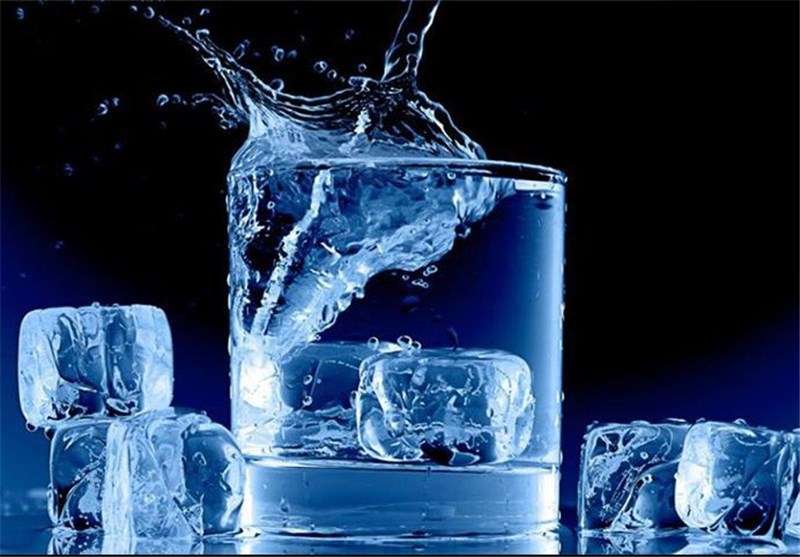 خوردن مداوم «آب سرد» موجب سردی معده و بیماری می‌شود