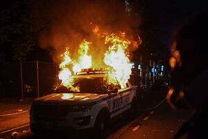 شهرها و ایالت‌های آمریکا همچنان در آتش خشم معترضان می‌سوزند